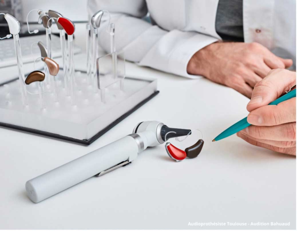 homme montrant avec un stylo un appareil auditif