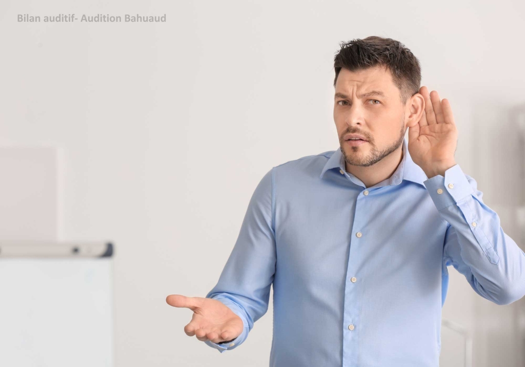 homme portant une main à son oreille pour entendre