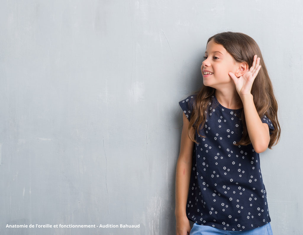 petit fille montrant son oreille