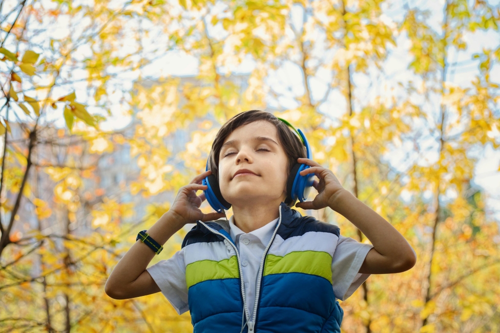 jeune enfant portant un casque anti-bruit pour enfant pour le protéger son audition
