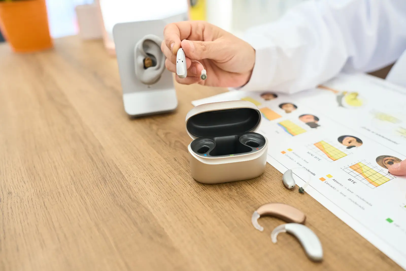 Appareils auditifs rechargeables micro-contours et intra-auriculaires avec étui de charge.