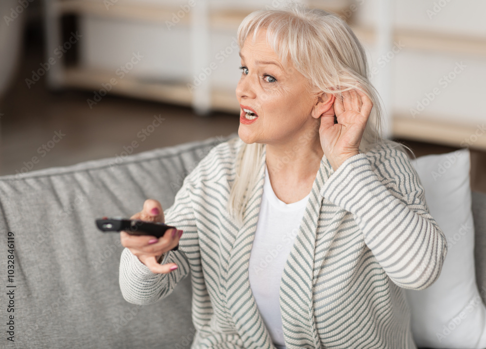 Senior augmentant le volume de la télévision en raison d’une difficulté auditive
